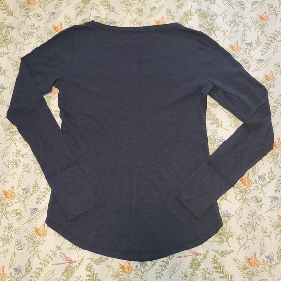 Hollister V-Neck Long Sleeve Shirt - Picture 2 of 4